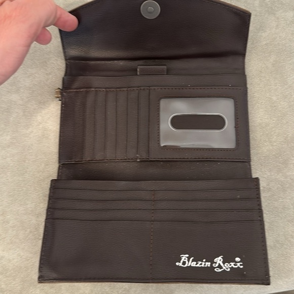 Blazin Roxx Concho Wallet Clutch Wristlet Brown Embroidery - Picture 6 of 9